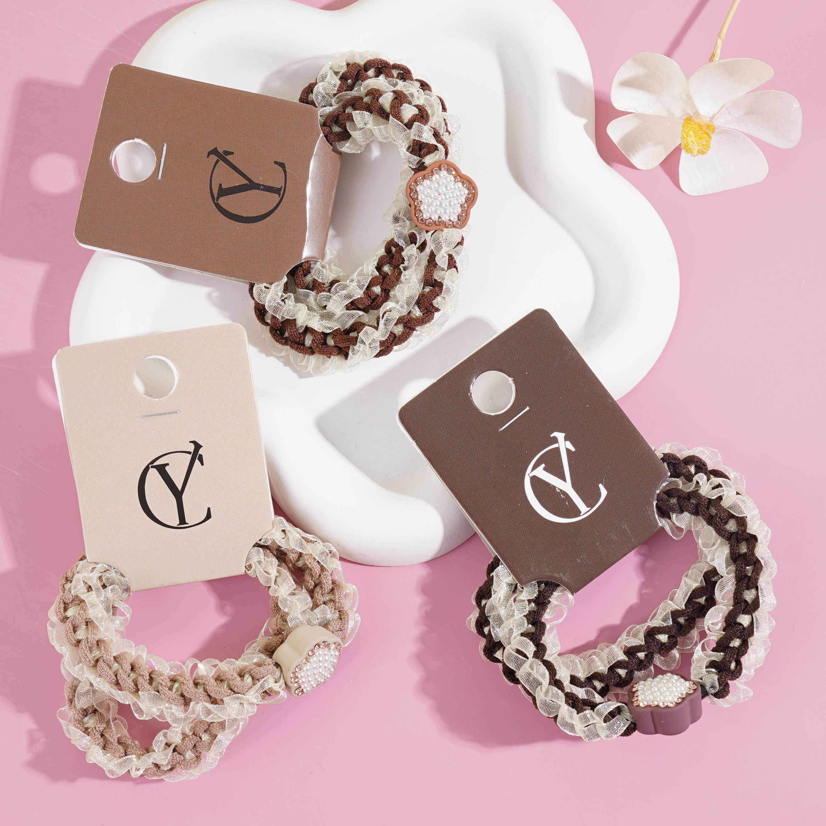 2 pieces of pearl flower-themed headbands with elastic bands