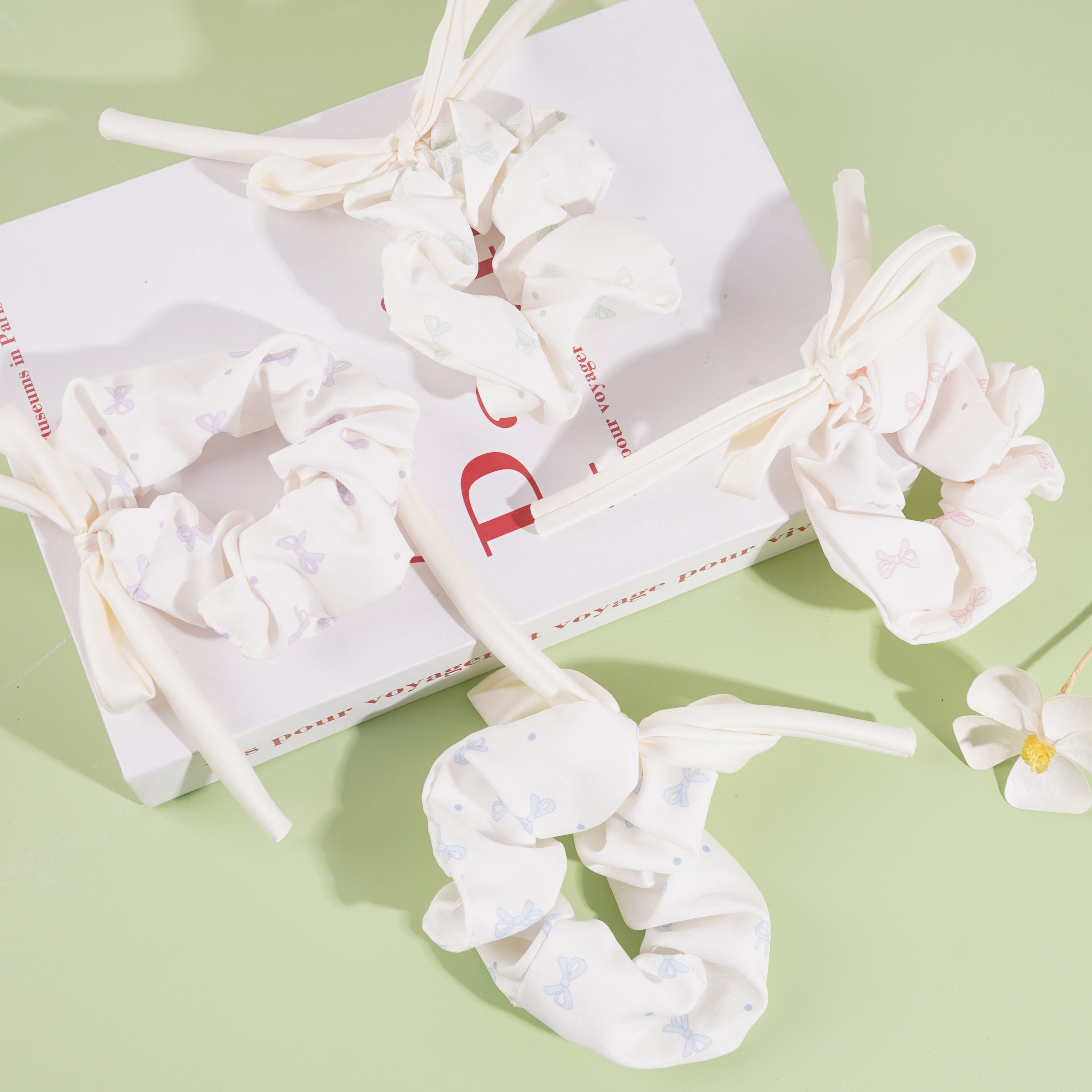 Large bow headgear with a flower-decorated waistband