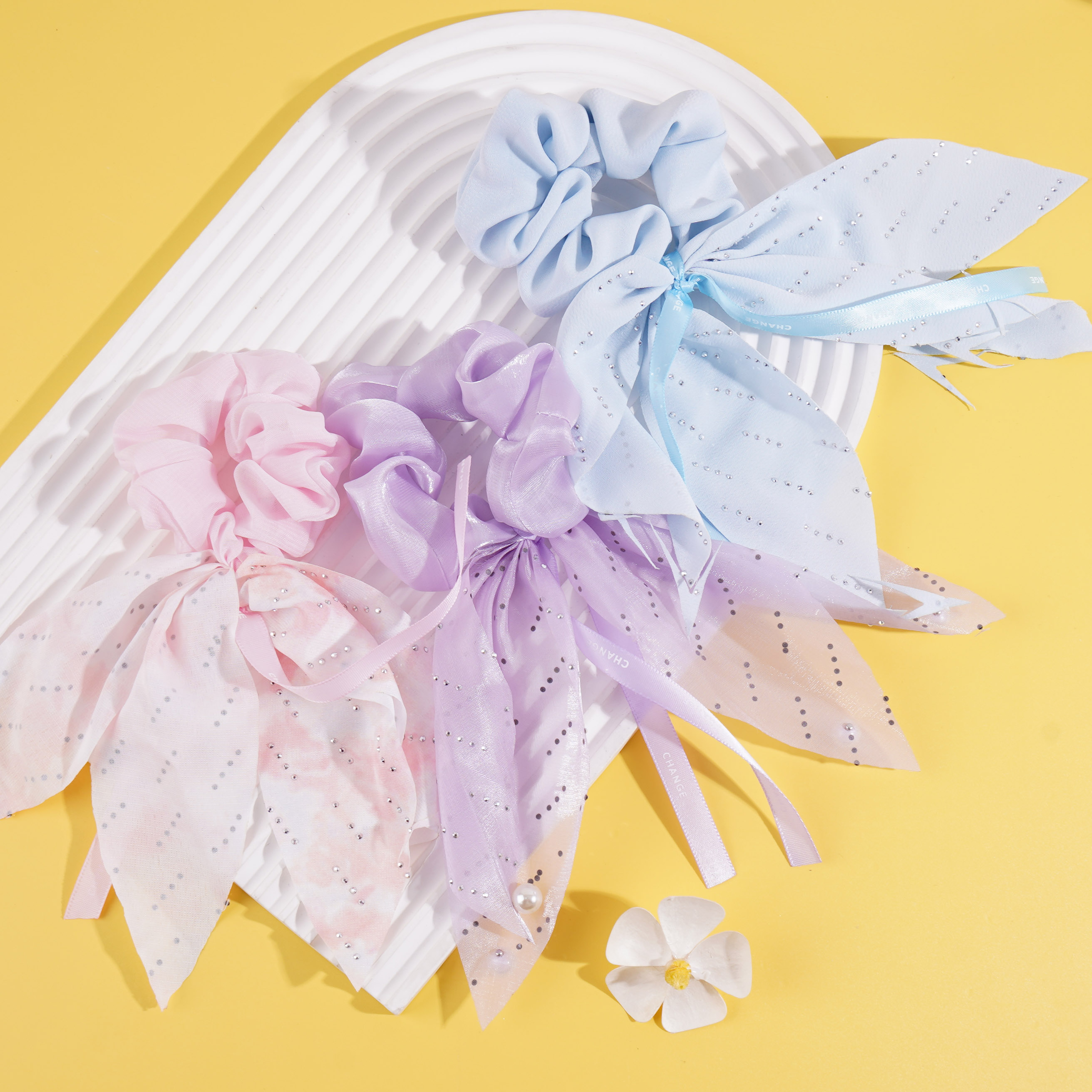 A small diamond pearl intestinal ring pendant with a flowing ribbon design