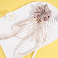 Une longue écharpe avec un nœud papillon et un motif de cercle intestinal