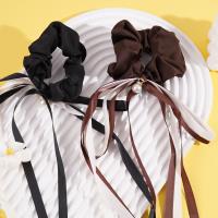 Une longue écharpe avec un nœud papillon et un motif de cercle intestinal