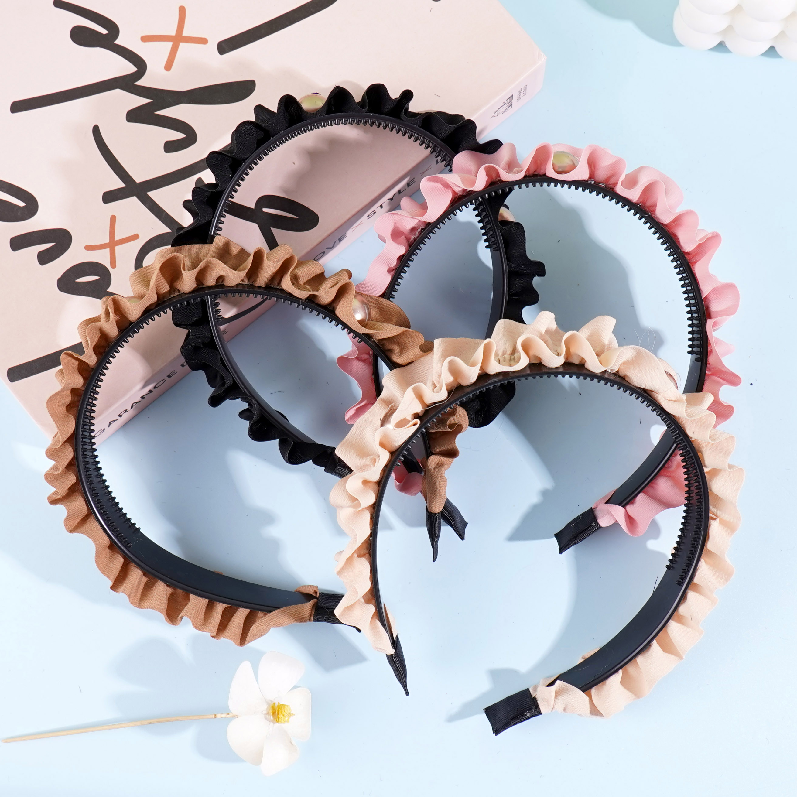 حلقة/مشبك شعر مطرز أحادي الطبقة + مزينة بأحجار الراين على شكل دائرة.