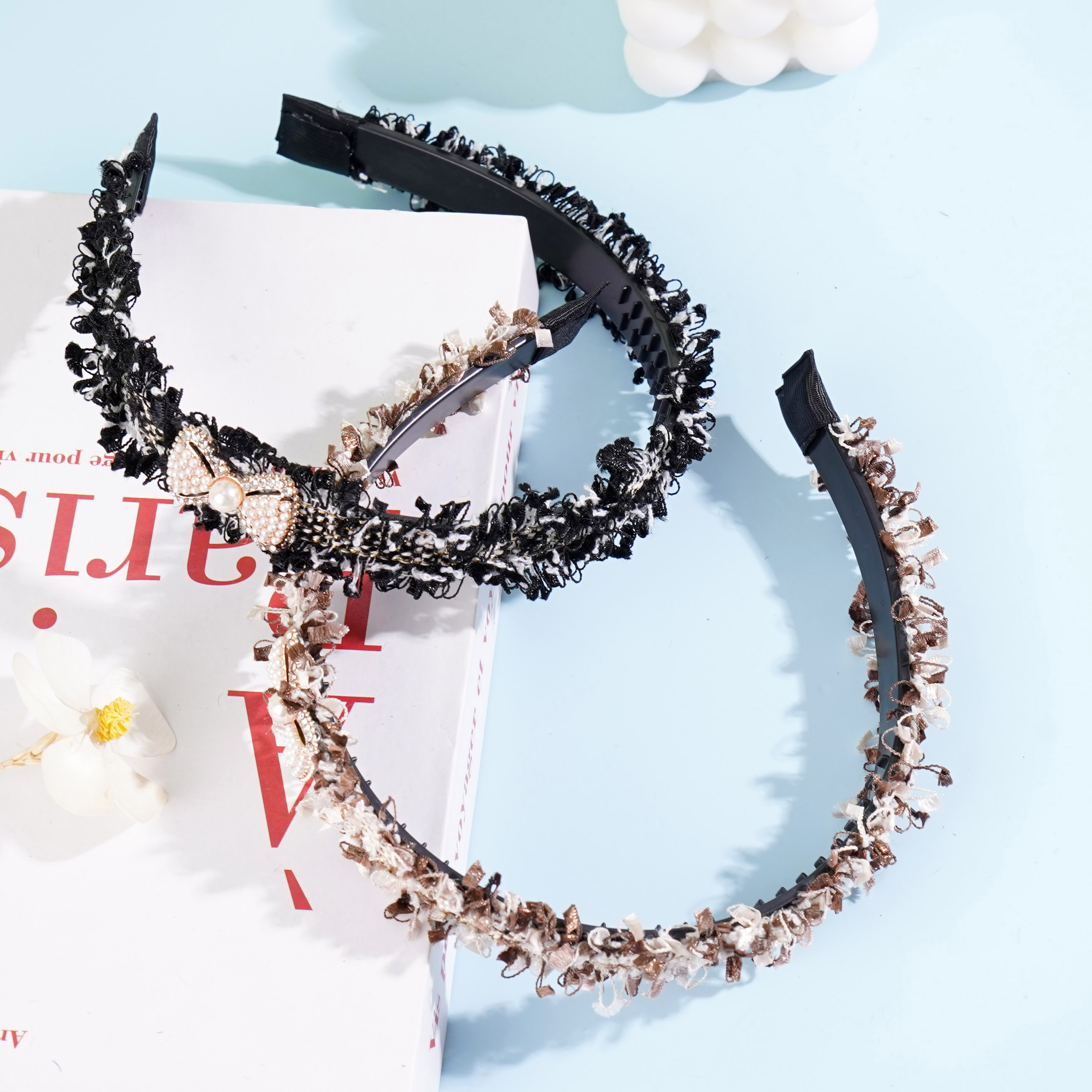 عقد/مشبك شعر على شكل قلب من اللؤلؤ مع رائحة عطرة.