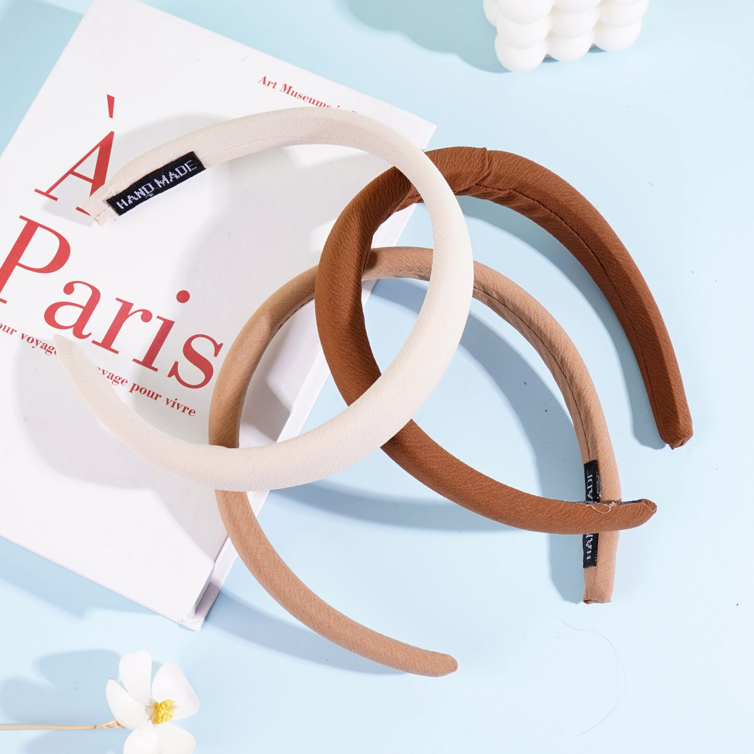 حلقة ربط/مشبك شعر مغطى بالكامل من الإسفنج متوسطة الحجم.