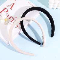 حلقة ربط/مشبك شعر مغطى بالكامل من الإسفنج متوسطة الحجم.