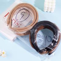 حلقة ربط/مشبك شعر مغطى بالكامل من الإسفنج متوسطة الحجم.