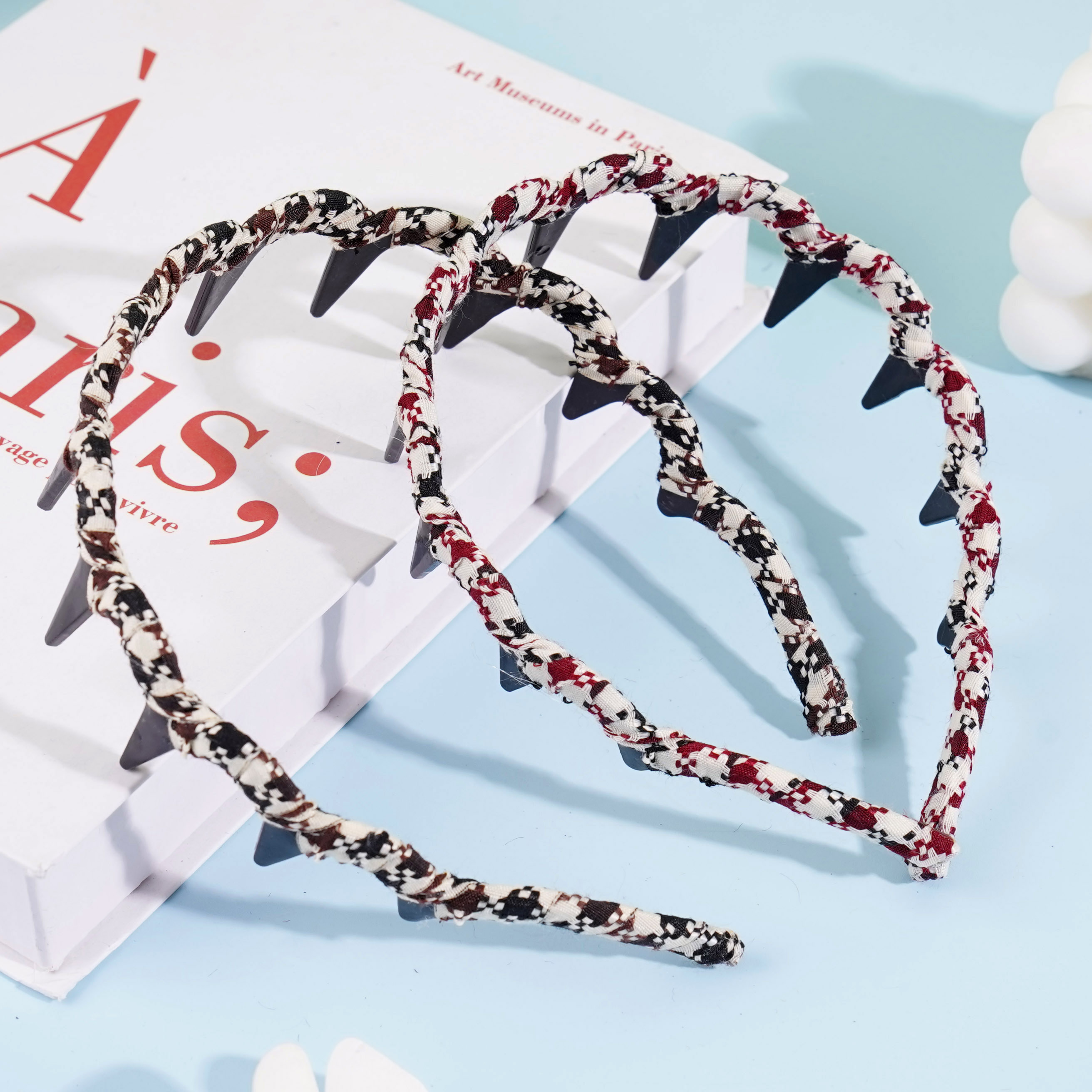 A simple large-toothed hairband