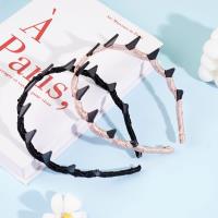 Un serre-tête à grandes dents simple et élégant.