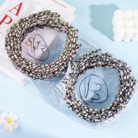 Un serre-tête à grandes dents simple et élégant.