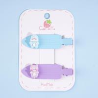 مشابك دجاجتين مع قطعة من الحديد وبعض الملحقات، مثل مشبك BB.