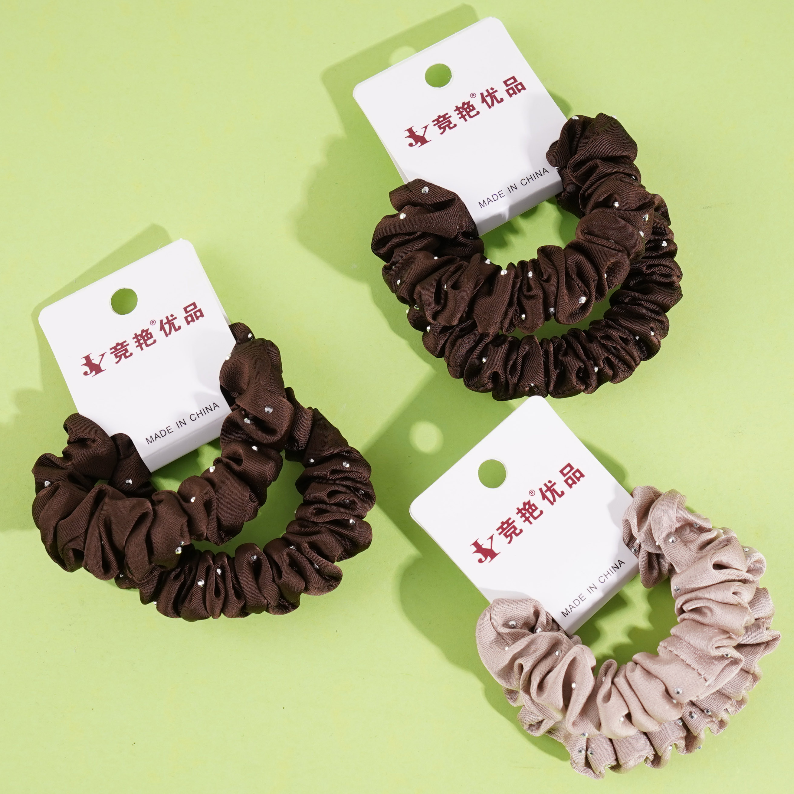 2 pieces of large intestine, marinated with soy sauce, milk coffee sauce, and topped with a rope-like elastic band made from leather