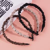 Une pince à cheveux plissée de couleur unie.