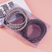 Une pince à cheveux plissée de couleur unie.