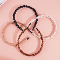 Le pli hocha la tête et attacha son nœud de cheveux.