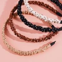 Le pli hocha la tête et attacha son nœud de cheveux.