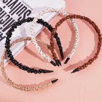 Le pli hocha la tête et attacha son nœud de cheveux.