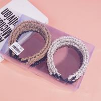 Le pli hocha la tête et attacha son nœud de cheveux.