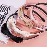 Une pince à cheveux en forme de nœud papillon, décorée de diamants et de perles.