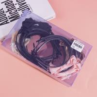 Une pince à cheveux en forme de nœud papillon, décorée de diamants et de perles.