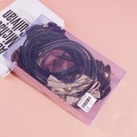 Une fermeture de cheveux avec un nœud papillon noir et un serre-tête en perles.