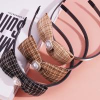 Un nœud papillon à carreaux, une coiffe à perles et une pince à cheveux.