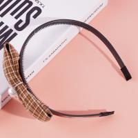 Un nœud papillon à carreaux, une coiffe à perles et une pince à cheveux.