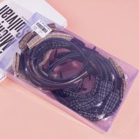 Un nœud papillon à carreaux, une coiffe à perles et une pince à cheveux.