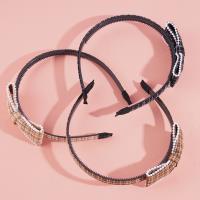 Une pince à cheveux avec une bordure en perles et un nœud en tête de cheval.