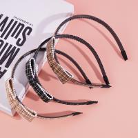 Une pince à cheveux avec une bordure en perles et un nœud en tête de cheval.