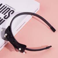 Un nœud papillon en dentelle avec une couronne de perles pour les cheveux.