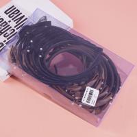 Un nœud papillon en dentelle avec une couronne de perles pour les cheveux.