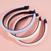 Une pince à cheveux en forme de petit éponge colorée.