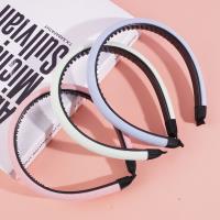 Une pince à cheveux en forme de petit éponge colorée.