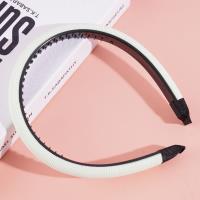 Une pince à cheveux en forme de petit éponge colorée.