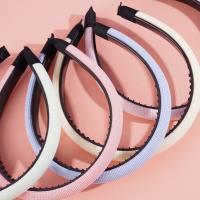 Une pince à cheveux en forme de petit éponge colorée.