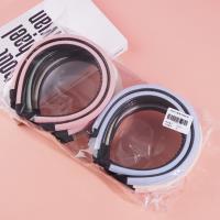 Une pince à cheveux en forme de petit éponge colorée.