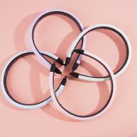 Un petit bijou de cheveux plissé avec une pince à cheveux de couleur vive.