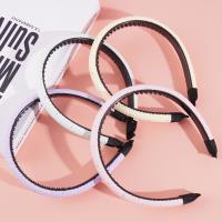 Un petit bijou de cheveux plissé avec une pince à cheveux de couleur vive.