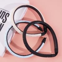 Un petit bijou de cheveux plissé avec une pince à cheveux de couleur vive.