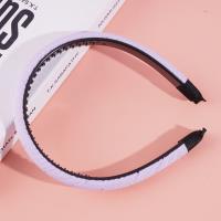 Un petit bijou de cheveux plissé avec une pince à cheveux de couleur vive.