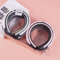 Un petit bijou de cheveux plissé avec une pince à cheveux de couleur vive.