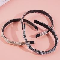 A headband with a thousand-bird pattern and a hair clip in the shape of a pretzel