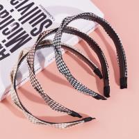 A headband with a thousand-bird pattern and a hair clip in the shape of a pretzel