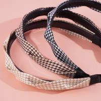 A headband with a thousand-bird pattern and a hair clip in the shape of a pretzel