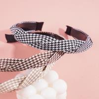 A headband with a thousand-bird pattern and a hair clip in the shape of a pretzel
