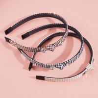 A double-headed hoop hair clip with a thousand-bird pattern and a bow knot design