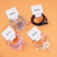 2 من الشرائط المطاطية مع زهور مصنوعة من الخرز.