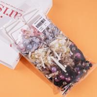 2 من الشرائط المطاطية مع زهور مصنوعة من الخرز.