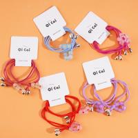 2 من أربطة الشعر المصنوعة من خيوط تحتوي على أربع لآلئ في كل منها.