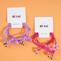 2 من أربطة الشعر المصنوعة من خيوط تحتوي على أربع لآلئ في كل منها.